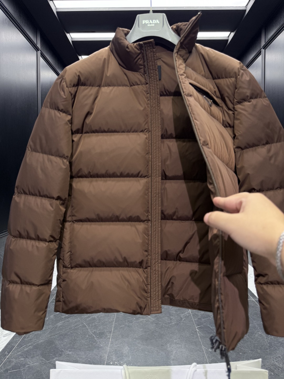 特级羽绒⬆️Prada Re-Nylon再生尼龙立领羽绒夹克外套.2025全新经典款.(⚠️新款为全新面