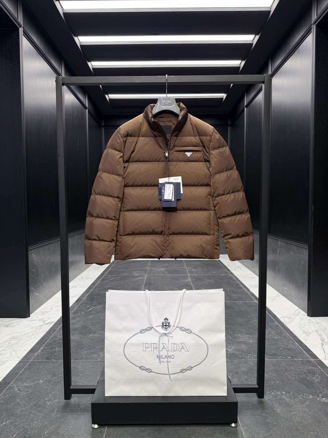 特级羽绒⬆️Prada Re-Nylon再生尼龙立领羽绒夹克外套.2025全新经典款.(⚠️新款为全新面