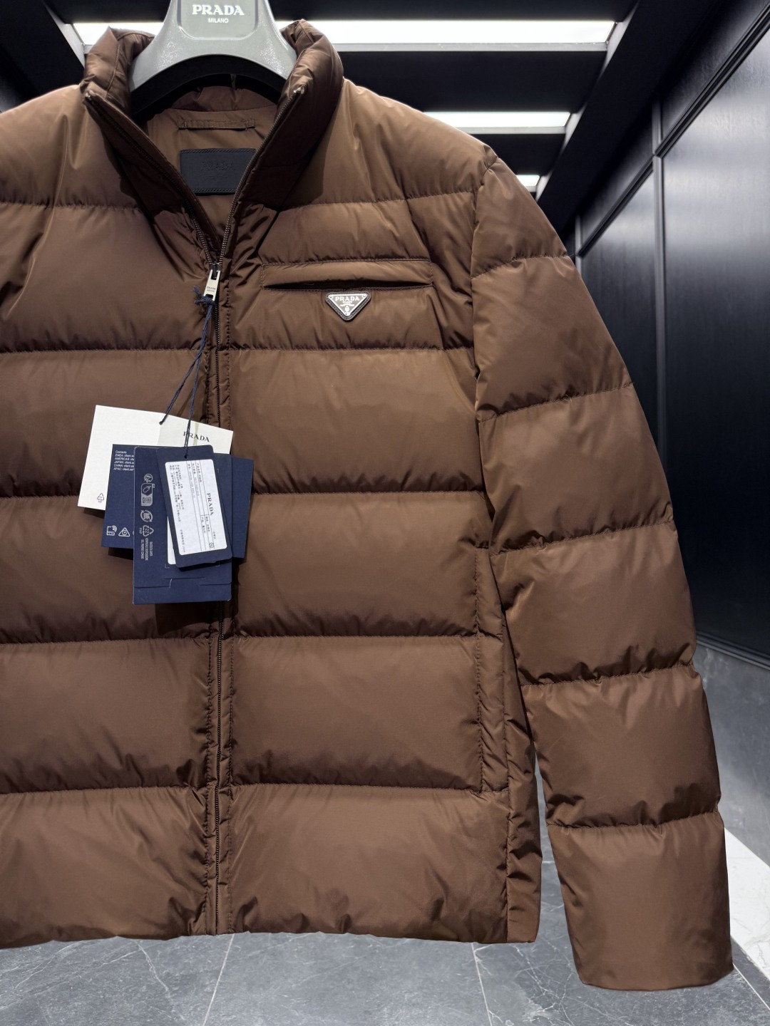 特级羽绒⬆️Prada Re-Nylon再生尼龙立领羽绒夹克外套.2025全新经典款.(⚠️新款为全新面