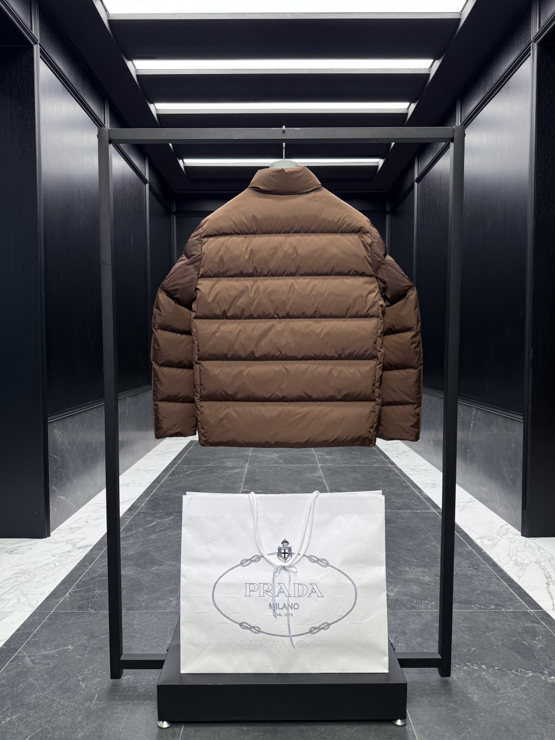 特级羽绒⬆️Prada Re-Nylon再生尼龙立领羽绒夹克外套.2025全新经典款.(⚠️新款为全新面