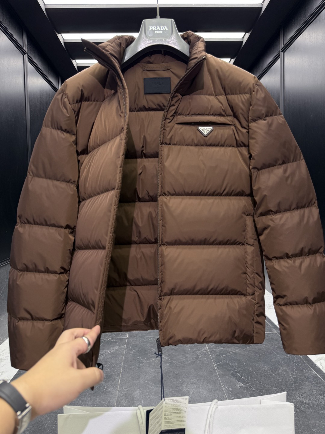 特级羽绒⬆️Prada Re-Nylon再生尼龙立领羽绒夹克外套.2025全新经典款.(⚠️新款为全新面