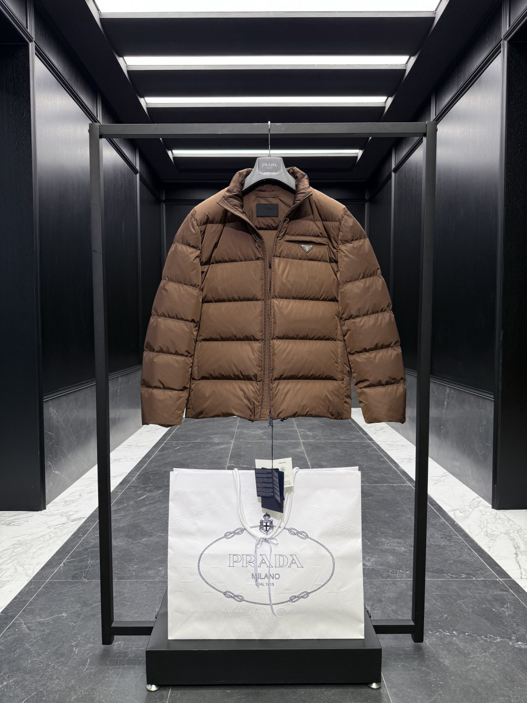 特级羽绒⬆️Prada Re-Nylon再生尼龙立领羽绒夹克外套.2025全新经典款.(⚠️新款为全新面