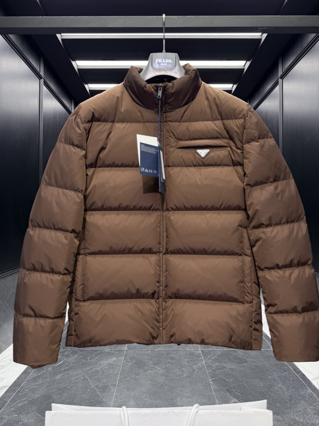 特级羽绒⬆️Prada Re-Nylon再生尼龙立领羽绒夹克外套.2025全新经典款.(⚠️新款为全新面