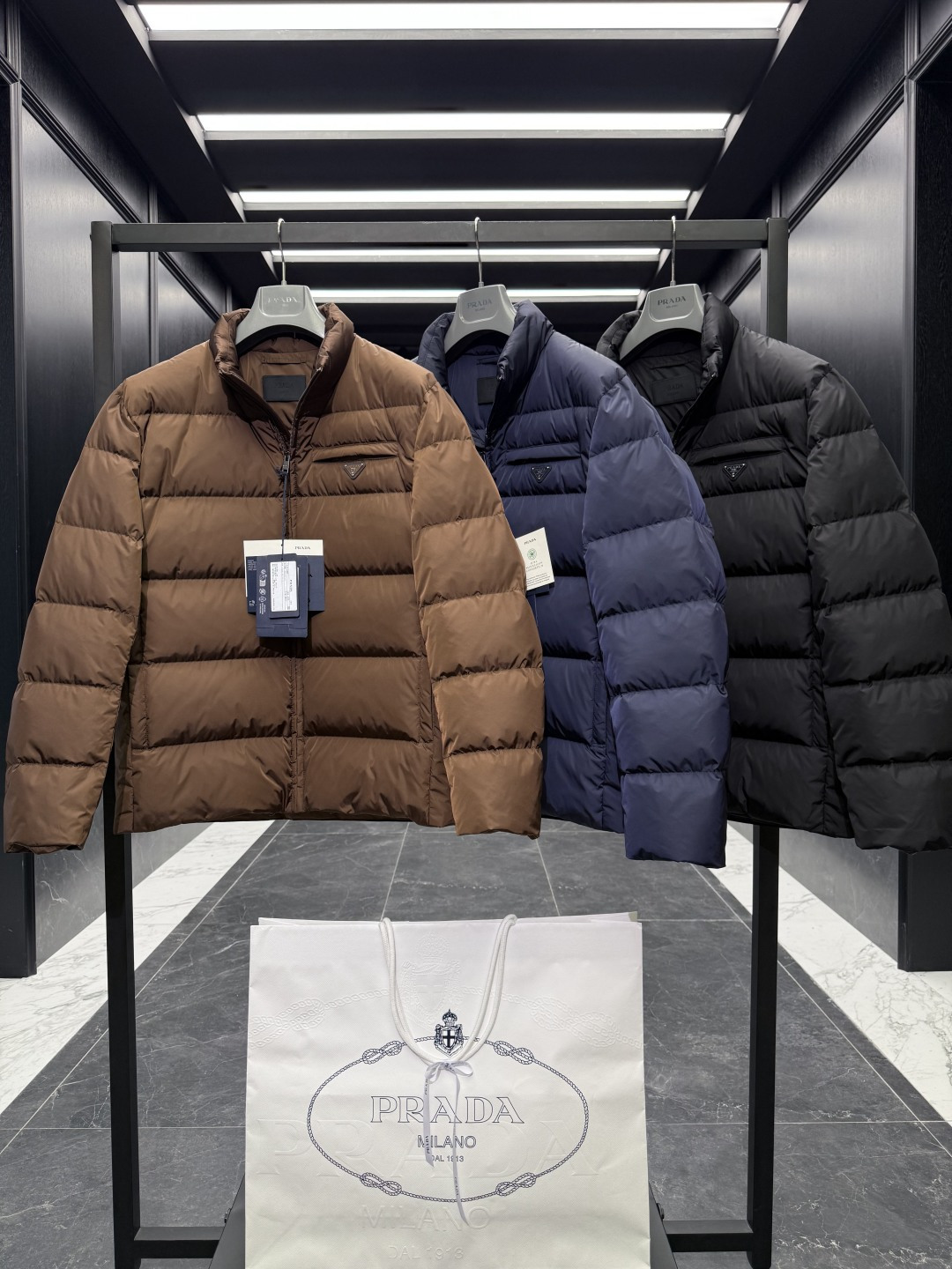 Prada Re-Nylon再生尼龙立领羽绒夹克外套.2025全新经典款.三色实拍展示.