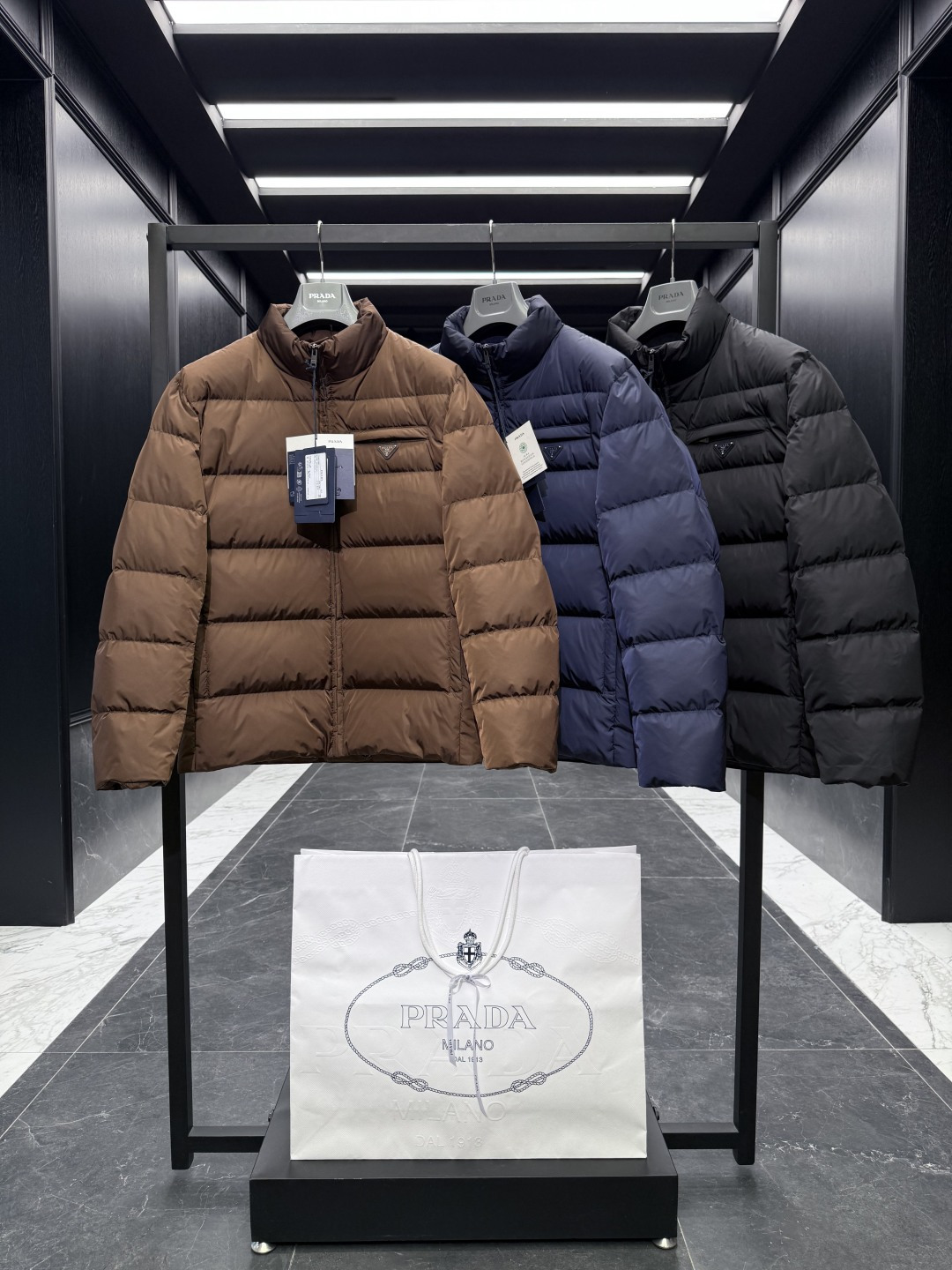 Prada Re-Nylon再生尼龙立领羽绒夹克外套.2025全新经典款.三色实拍展示.