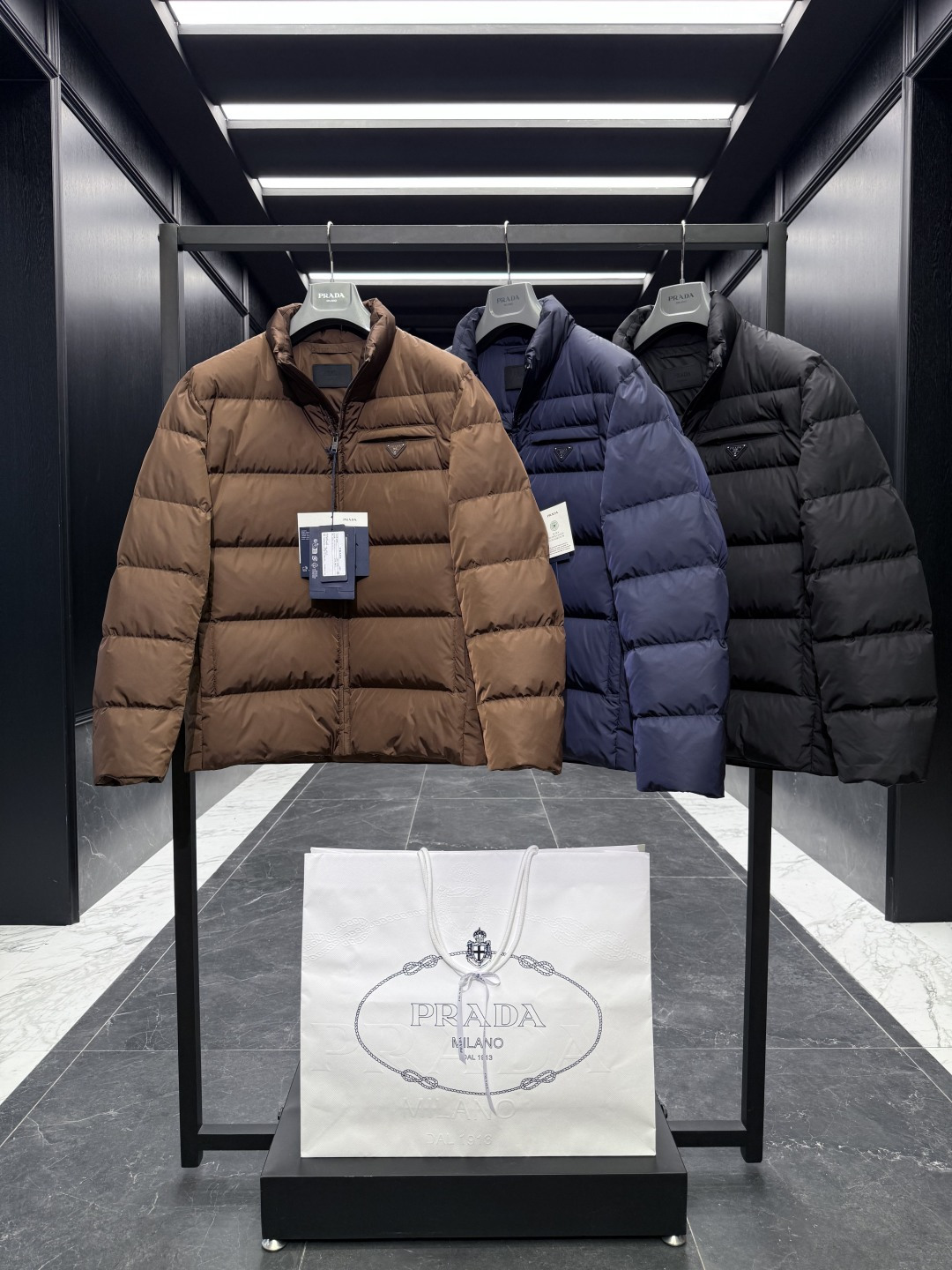 Prada Re-Nylon再生尼龙立领羽绒夹克外套.2025全新经典款.三色实拍展示.