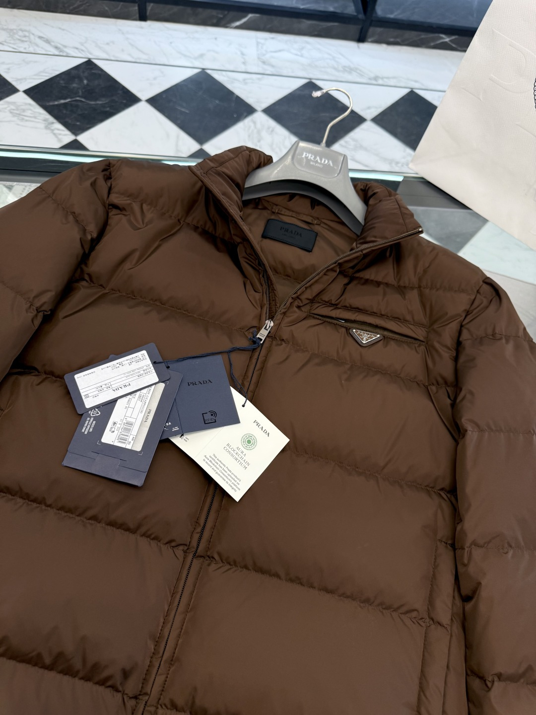 Prada Re-Nylon再生尼龙立领羽绒夹克外套.2025全新经典款.更多细节实拍.