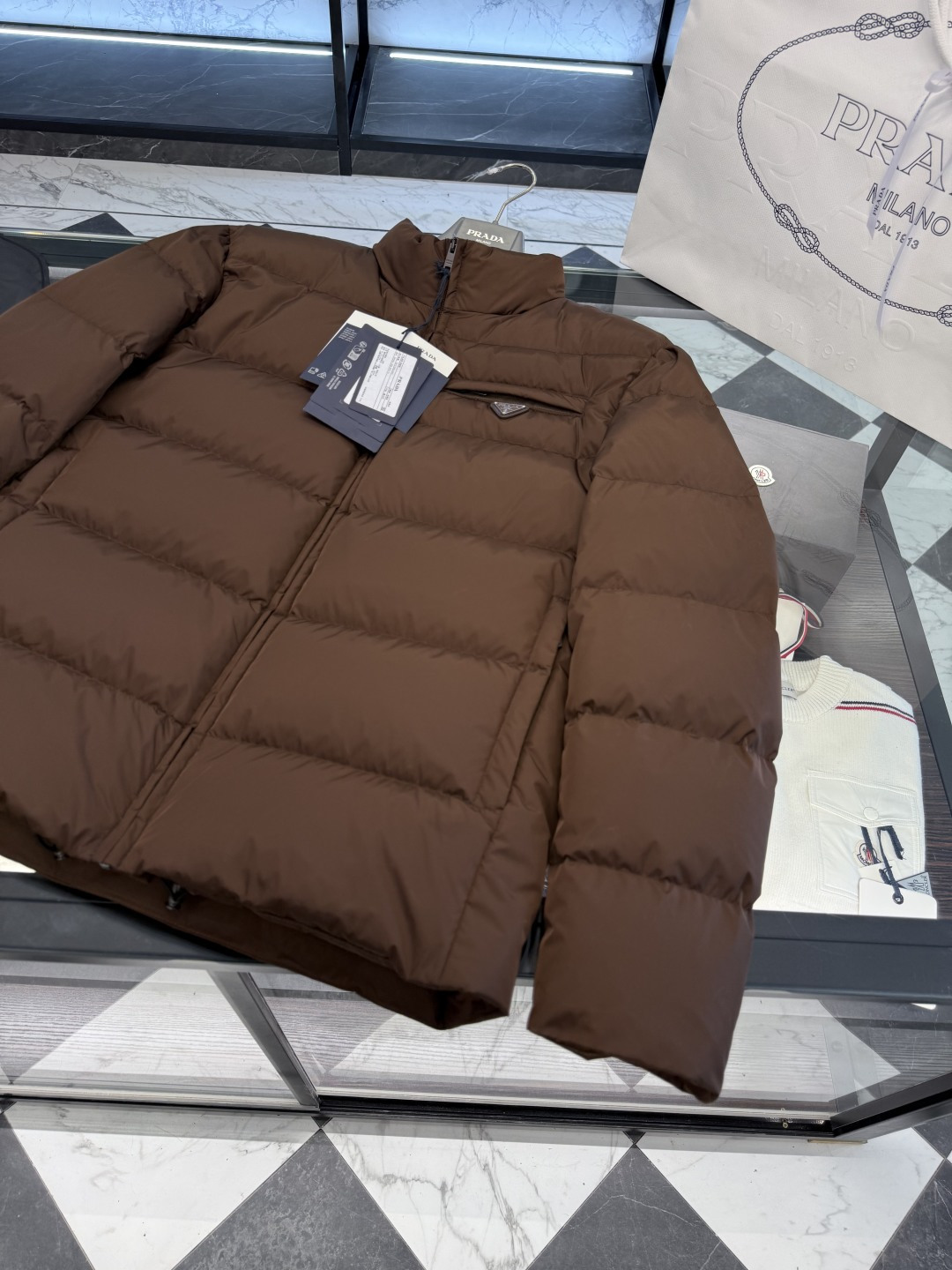 Prada Re-Nylon再生尼龙立领羽绒夹克外套.2025全新经典款.更多细节实拍.