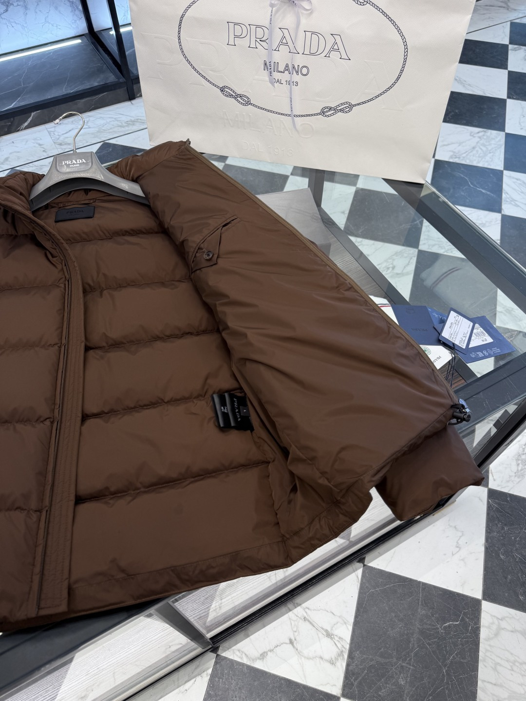 Prada Re-Nylon再生尼龙立领羽绒夹克外套.2025全新经典款.更多细节实拍.