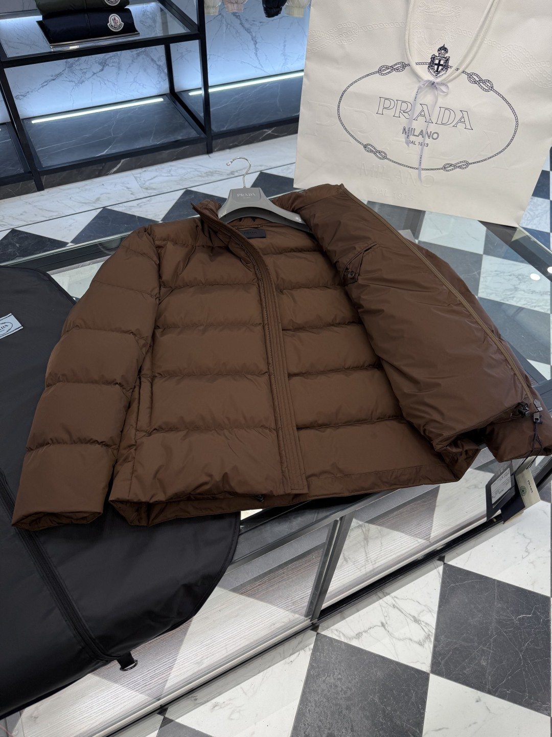 Prada Re-Nylon再生尼龙立领羽绒夹克外套.2025全新经典款.更多细节实拍.