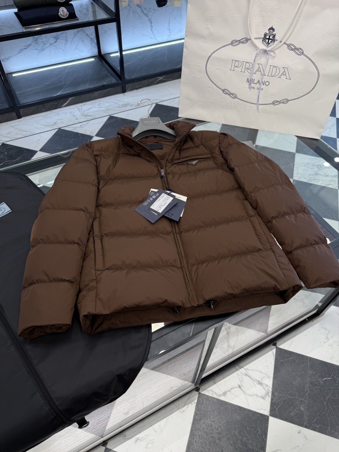 Prada Re-Nylon再生尼龙立领羽绒夹克外套.2025全新经典款.更多细节实拍.