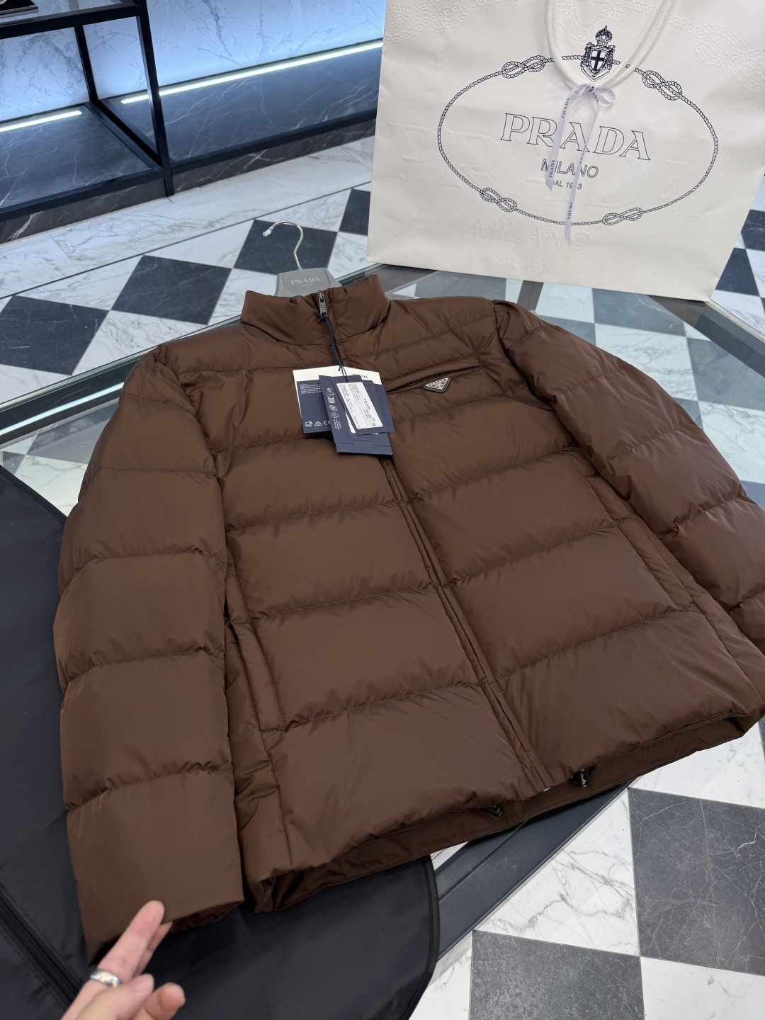 Prada Re-Nylon再生尼龙立领羽绒夹克外套.2025全新经典款.更多细节实拍.