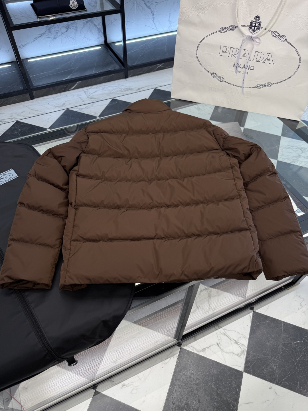 Prada Re-Nylon再生尼龙立领羽绒夹克外套.2025全新经典款.更多细节实拍.