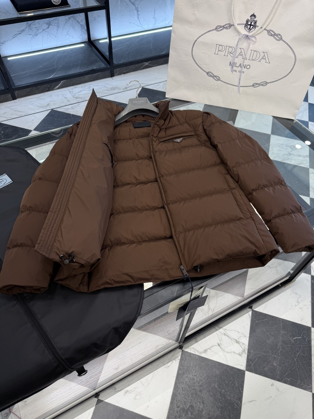 Prada Re-Nylon再生尼龙立领羽绒夹克外套.2025全新经典款.更多细节实拍.