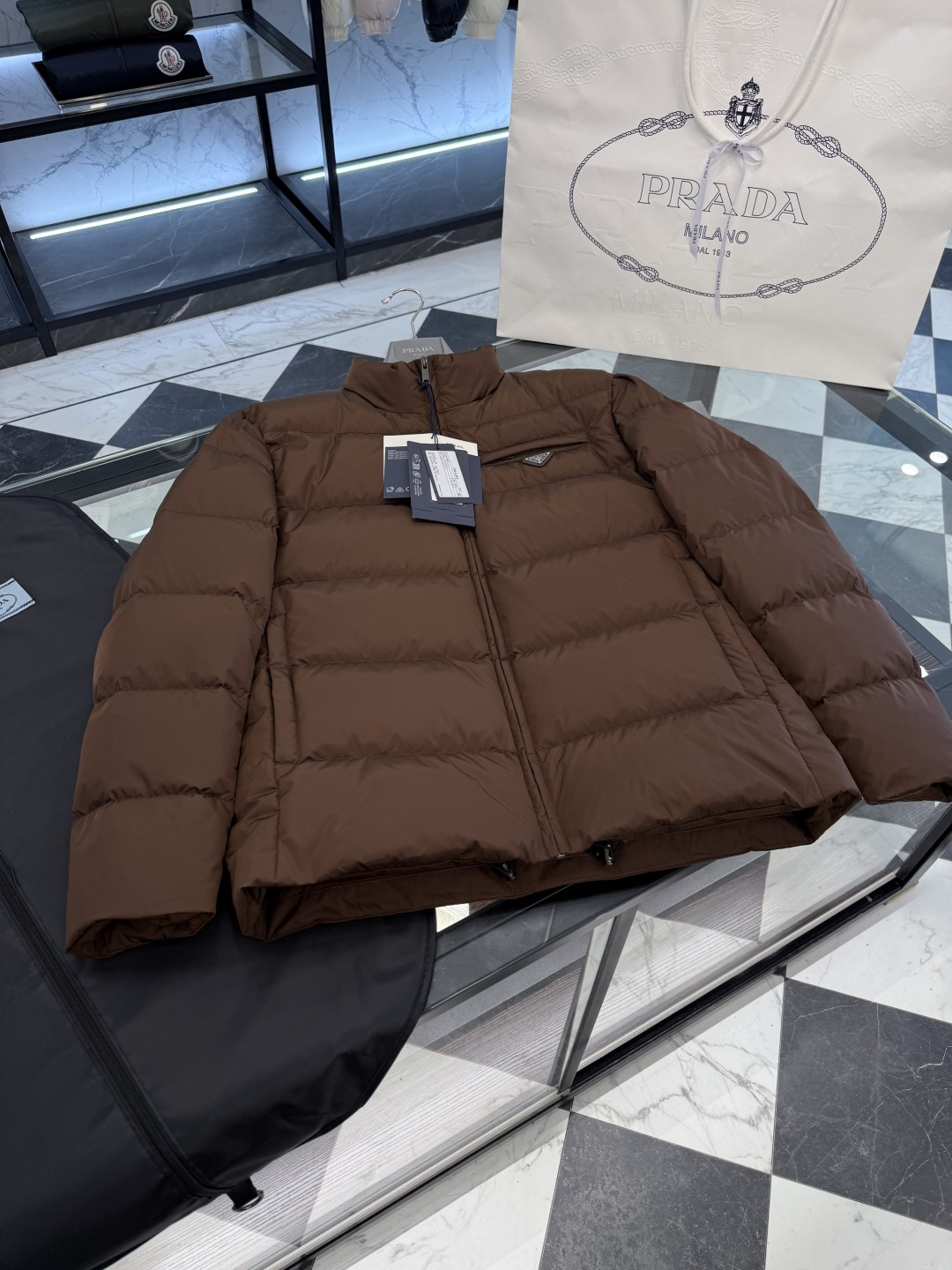 NO:573362,Prada Re-Nylon regenerated nylon stand collar down jacket. 2025 new classic style. More details real shot.,, prada,jackets & coats,jackets & coats,down jacket,alexander wang19860909Prada Re-Nylon再生尼龙立领羽绒夹克外套.2025全新经典款.更多细节实拍.,,prada,jackets & coats,jackets & coats,down jacket,alexander wang,Men's clothing