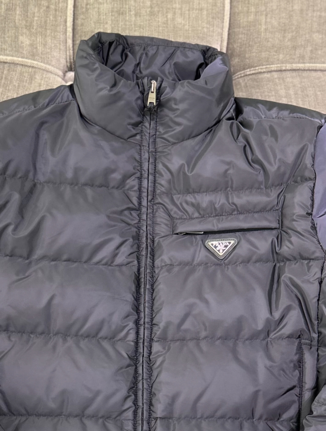 Prada Re-Nylon再生尼龙立领羽绒夹克外套.2025全新经典款.全新款面料变了/三角徽章变小了