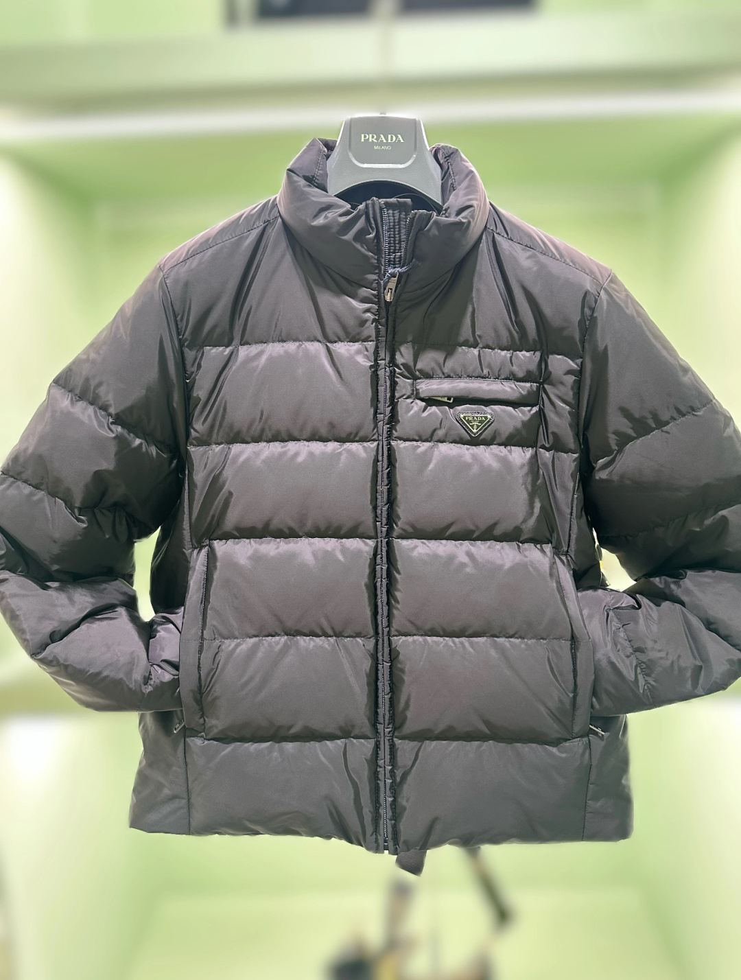 Prada Re-Nylon再生尼龙立领羽绒夹克外套.2025全新经典款.全新款面料变了/三角徽章变小了