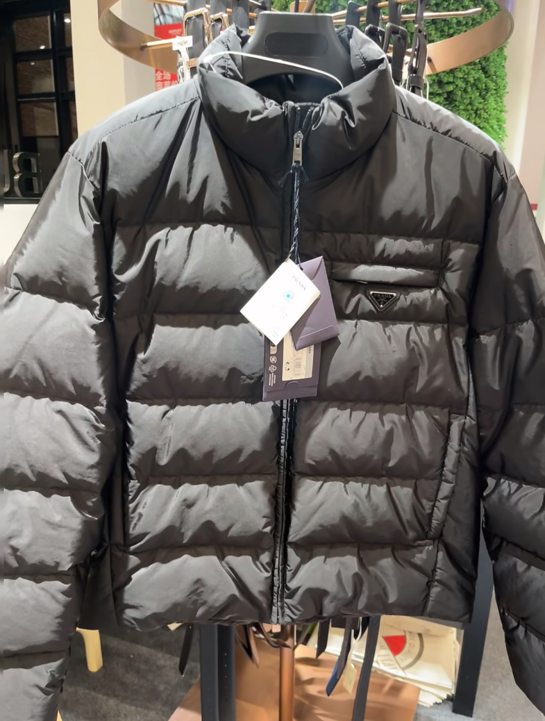 Prada Re-Nylon再生尼龙立领羽绒夹克外套.2025全新经典款.全新款面料变了/三角徽章变小了