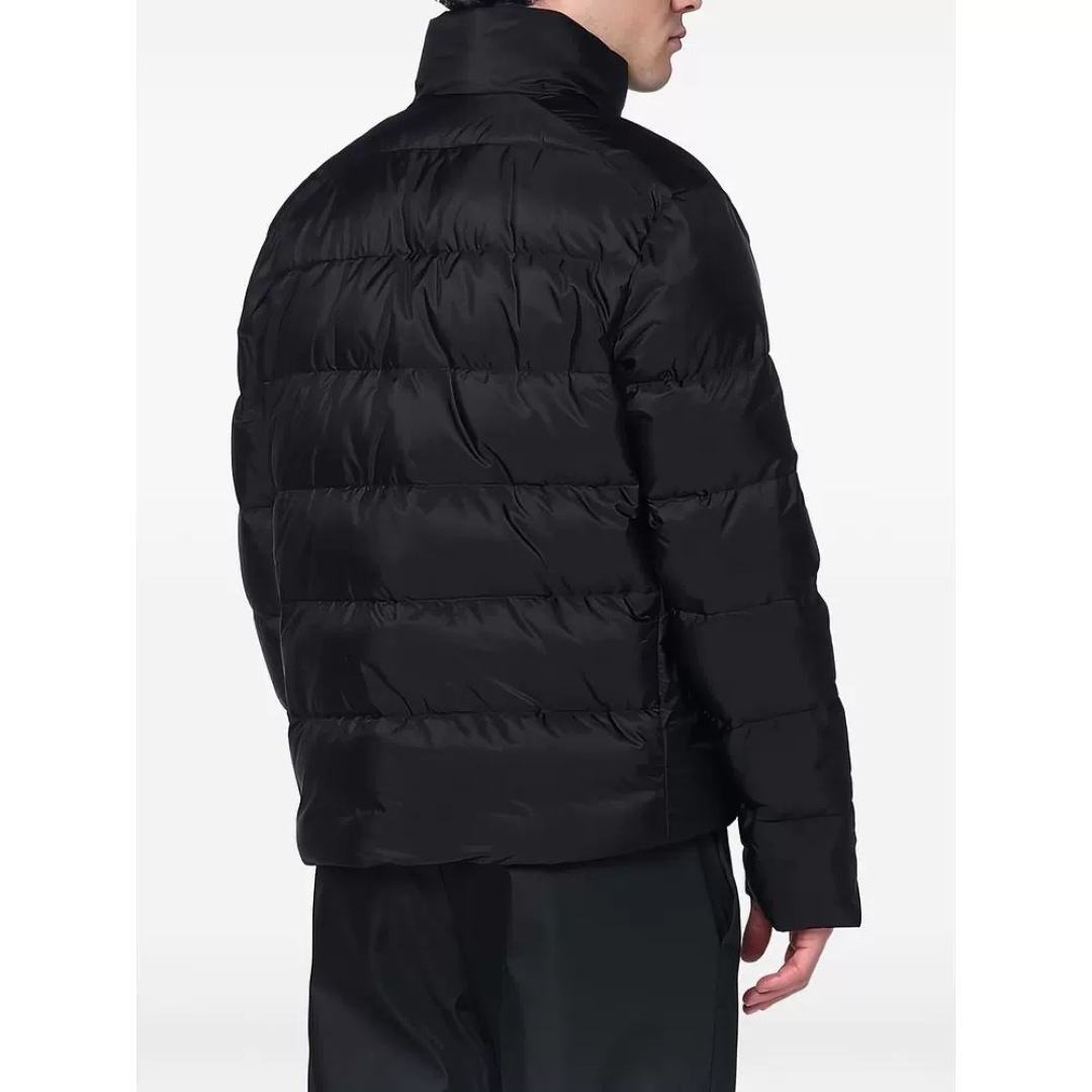 上身效果｜Prada Re-Nylon再生尼龙立领羽绒夹克外套.2025全新经典款.