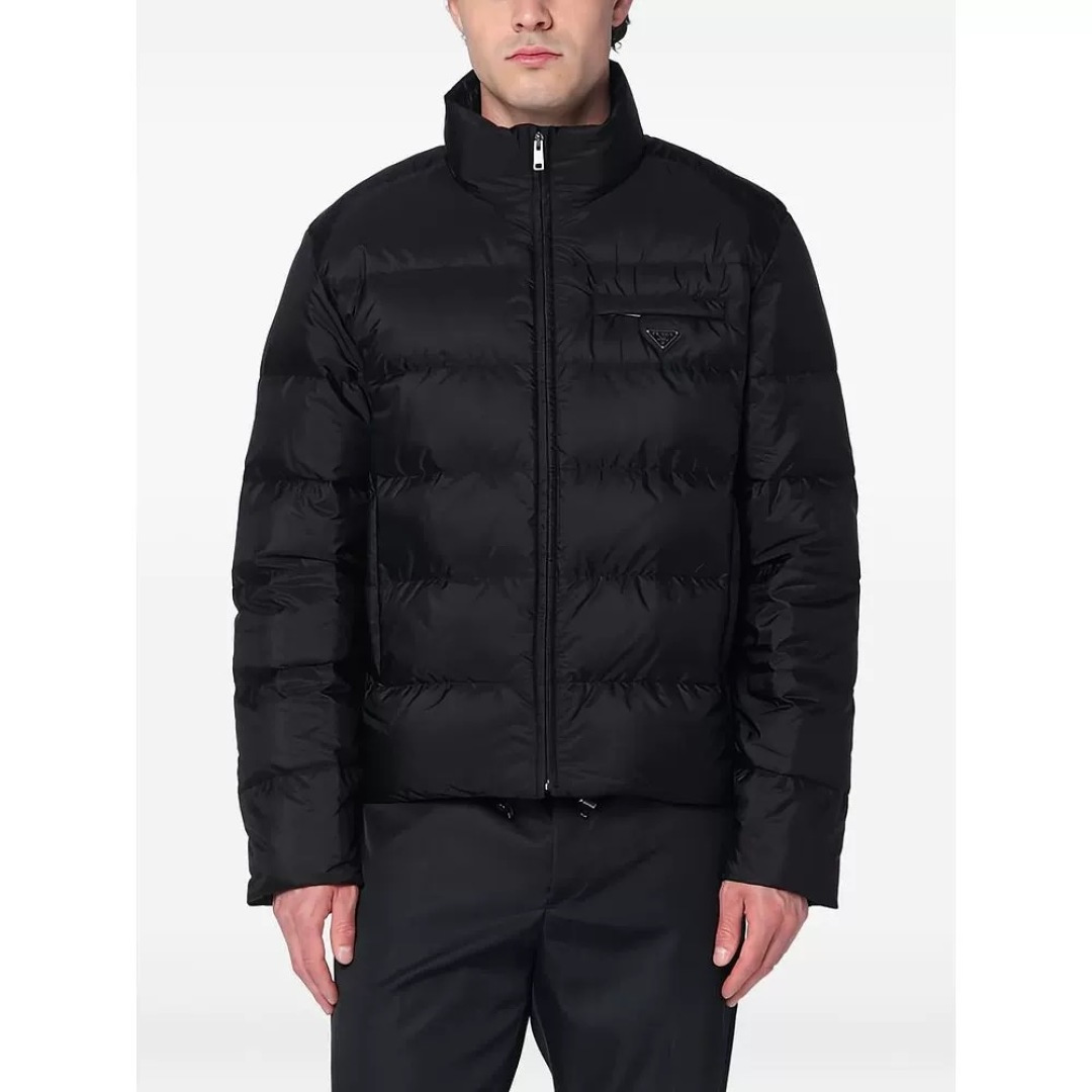 上身效果｜Prada Re-Nylon再生尼龙立领羽绒夹克外套.2025全新经典款.