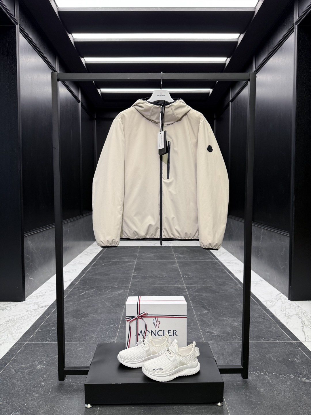 NO:745084,Special offer Special offer products are non-refundable and non-exchangeable. The listed price is the actual price. Moncler Lausfer thin down jacket men's hooded short down jacket. Original purchase and development. Goose down filling. Original replacement fabric and original matching hardware. Heat-sealed glued zipper fly. The tag bar code is complete and consistent with the official website. The tag has built-in NFC electronic induction anti-counterfeiting. Supports multiple anti-counterfeiting verifications. Comes standard with a full set of counter gift box packaging. (Original airplane box, original shopping bag, original dust-proof grass, original hanger, original thank you card, original silk ribbon, upgraded original oversized magnetic gift box.) Lausfer down jacket is specially designed for modern men who value functionality and beauty. Product details The Lausfer down jacket is a men's collection piece that combines cutting-edge fabrics with streamlined silhouettes. Short design, made from durable soft shell material that provides wind protection and functional protection. Heat-sealed taped detail at zipper. Details Made of soft shell léger Polyester lining Hood Filled with down Zip closure Zippered pockets Elastic cuffs and back hem Size1-5 Black/Beige D00680,,jackets & coats,jackets & coats,down jacket,hats,19860909特价 特价产品不退不换 标价就是实价 Moncler Lausfer薄款羽绒服男士连帽短款羽绒夹克外套.原版购入开发.鹅绒填充.原厂替换面料原厂配套五金.热封压胶拉链门襟. 吊牌条码款号齐全,对应官网一致. 吊牌内置 NFC电子感应防伪.支持多重防伪验证. 标配全套柜台礼盒包装.（原版飞机盒,原版购物袋,原版防尘草,原版衣架,原版感谢卡,原版丝 帯,升級原版超大磁吸礼盒.） Lausfer羽绒夹克专为注重功能性和美观的现代男士设计. 商品详情 Lausfer羽绒夹克是男士系列的单品,融合前沿面料和流线型廓形.短款设计,采用耐久的软壳材料制成,提供拒风和功能性保护.拉链处热封压胶细节. 细节 采用柔软shell léger面料制成 聚酯纤维衬里 兜帽 填充羽绒 拉链开合 拉链口袋 弹性袖口和背面下摆 Size1-5 黑色/米色 D00680,,jackets & coats,jackets & coats,down jacket,hats,,Men's clothing