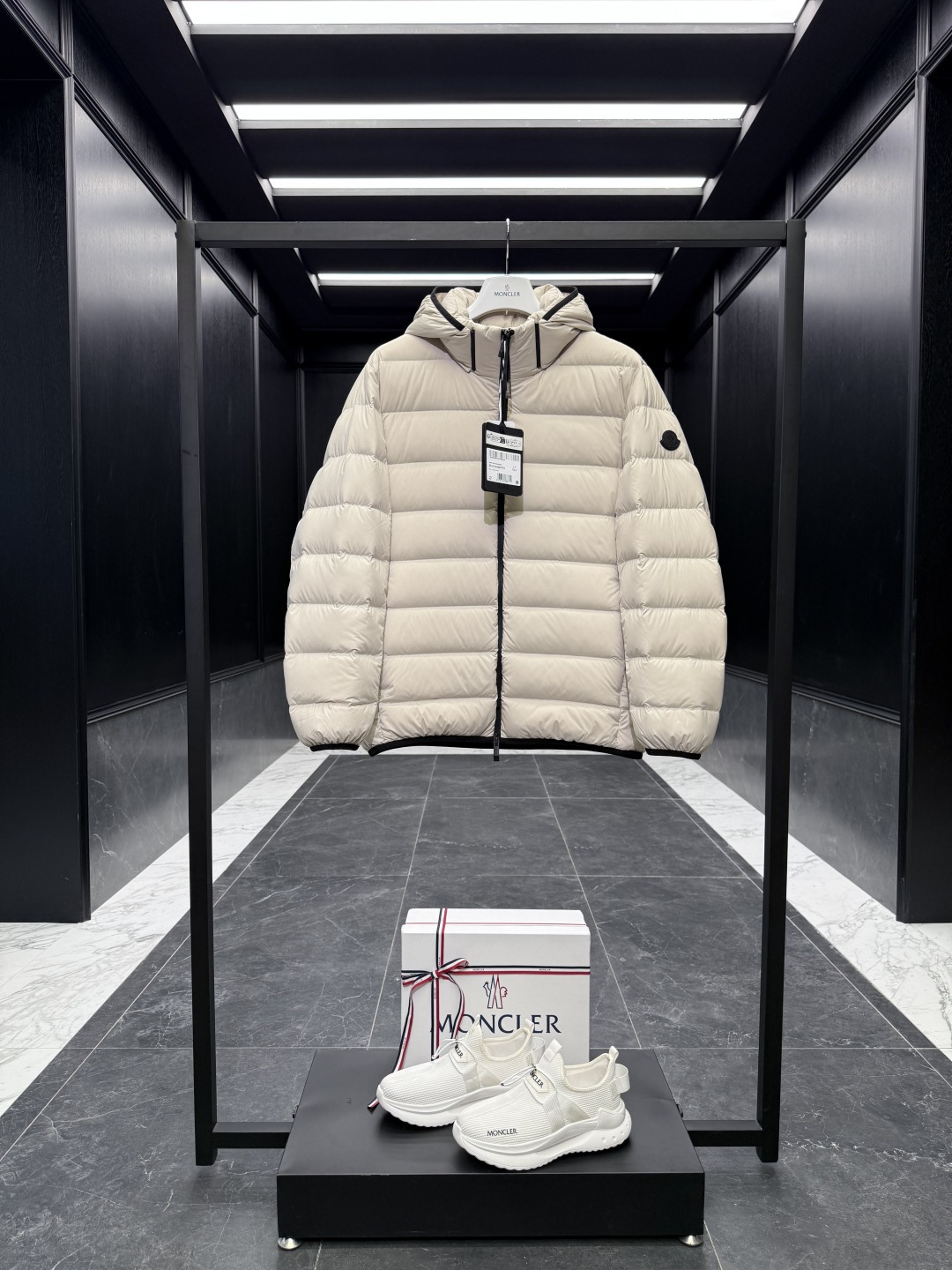 NO:745090,Special offer Special offer products are non-refundable and non-exchangeable. The listed price is the actual price. It comes standard with a full set of counter gift box packaging. (original airplane box, original shopping bag, original dust cover, original hanger, original thank you card, original ribbon, upgraded original oversized magnetic gift box.) The Jeluz men's down jacket adopts a streamlined aesthetic design, inspired by the simple lines of classic fashion in the 1990s.  Made of lightweight functional nylon fabric, the Jeluz down jacket combines 90s minimalist style with modern practicality. Comes with a detachable hood with logo lettering on the zipper closure. Details Made of fine, soft nylon fabric Filled with down Detachable hood Zipper closure Zipper pockets Elastic trim Internal logo trim Size1-5 Black Off-White D00680,,jackets & coats,down jacket,hats,19860909特价 特价产品不退不换 标价就是实价 标配全套柜台礼盒包装.（原版飞机盒,原版购物袋,原版防尘罩,原版衣架,原版感谢卡,原版丝带,升级原版超大磁吸礼盒.） Jeluz男士羽绒外套采用流线型美学设计,灵感源自90年代经典时尚的简洁线条. Jeluz羽绒外套采用轻盈的功能性尼龙面料制成,融合90年代简约风格与现代实用功能.配有可拆卸兜帽,拉链开合处点缀标识字样. 详情 采用细密柔软尼龙面料制成 填充羽绒 可拆卸兜帽 拉链开合 拉链口袋 弹性饰边 内侧标识饰边 Size1-5 黑色 米白 D00680,,jackets & coats,down jacket,hats,,Men's clothing