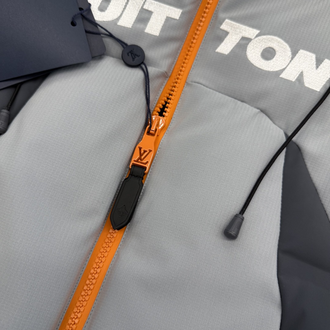 。LOUIS VUITTON LV 秋冬新款SKI滑雪系列灰色潮流长袖连帽拉链羽绒服.极致重工.下手要趁