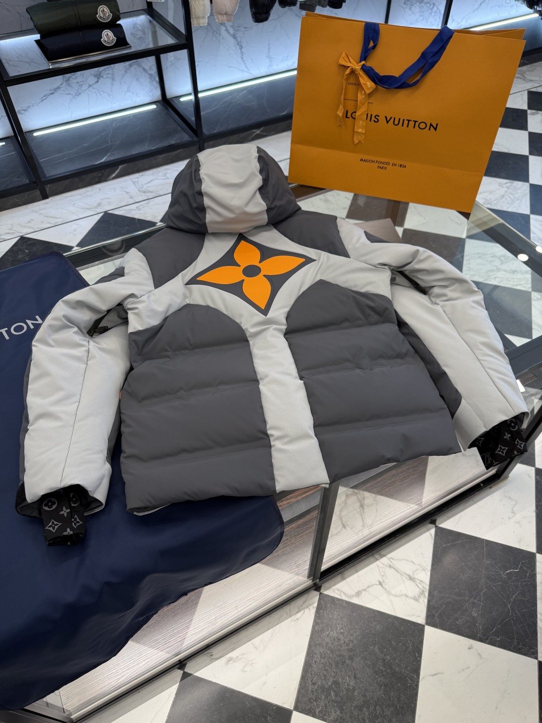 。 LOUIS VUITTON LV 秋冬新款SKI滑雪系列灰色潮流长袖连帽拉链羽绒服.更多细节实拍.