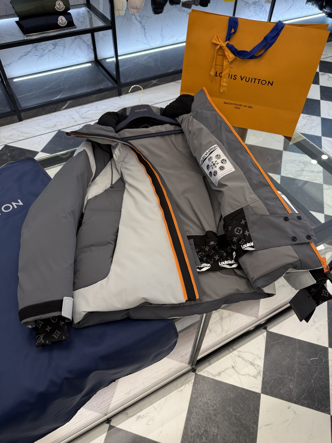 。 LOUIS VUITTON LV 秋冬新款SKI滑雪系列灰色潮流长袖连帽拉链羽绒服.更多细节实拍.