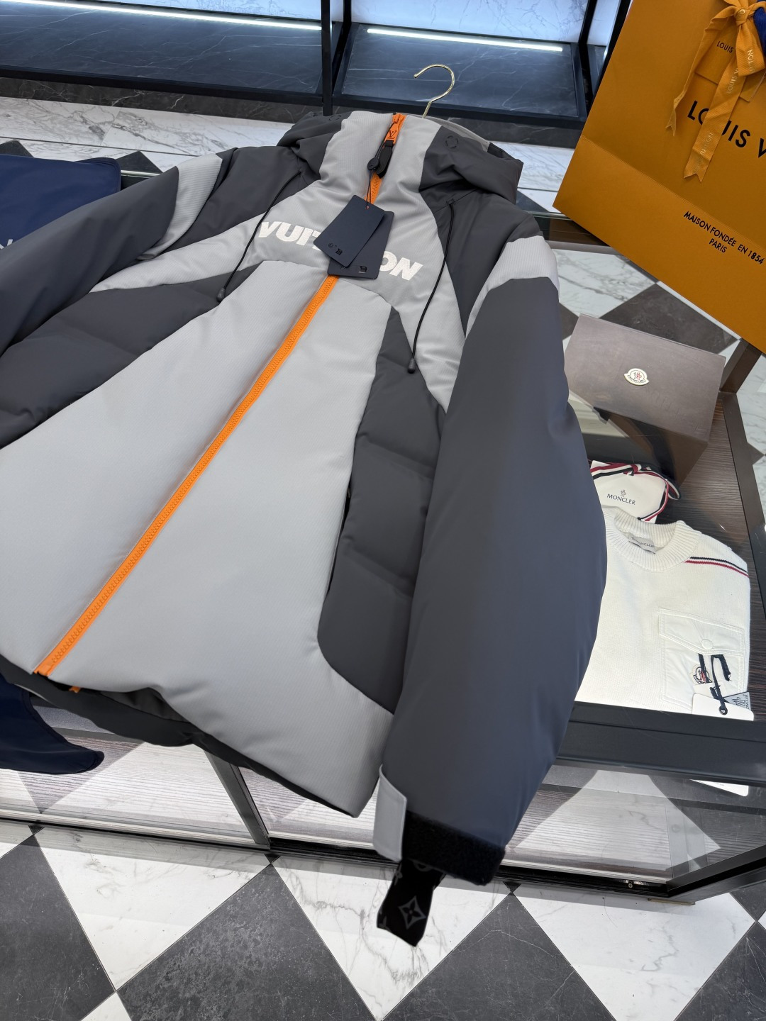 。 LOUIS VUITTON LV 秋冬新款SKI滑雪系列灰色潮流长袖连帽拉链羽绒服.更多细节实拍.