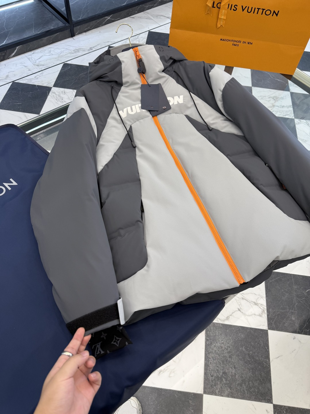 。 LOUIS VUITTON LV 秋冬新款SKI滑雪系列灰色潮流长袖连帽拉链羽绒服.更多细节实拍.