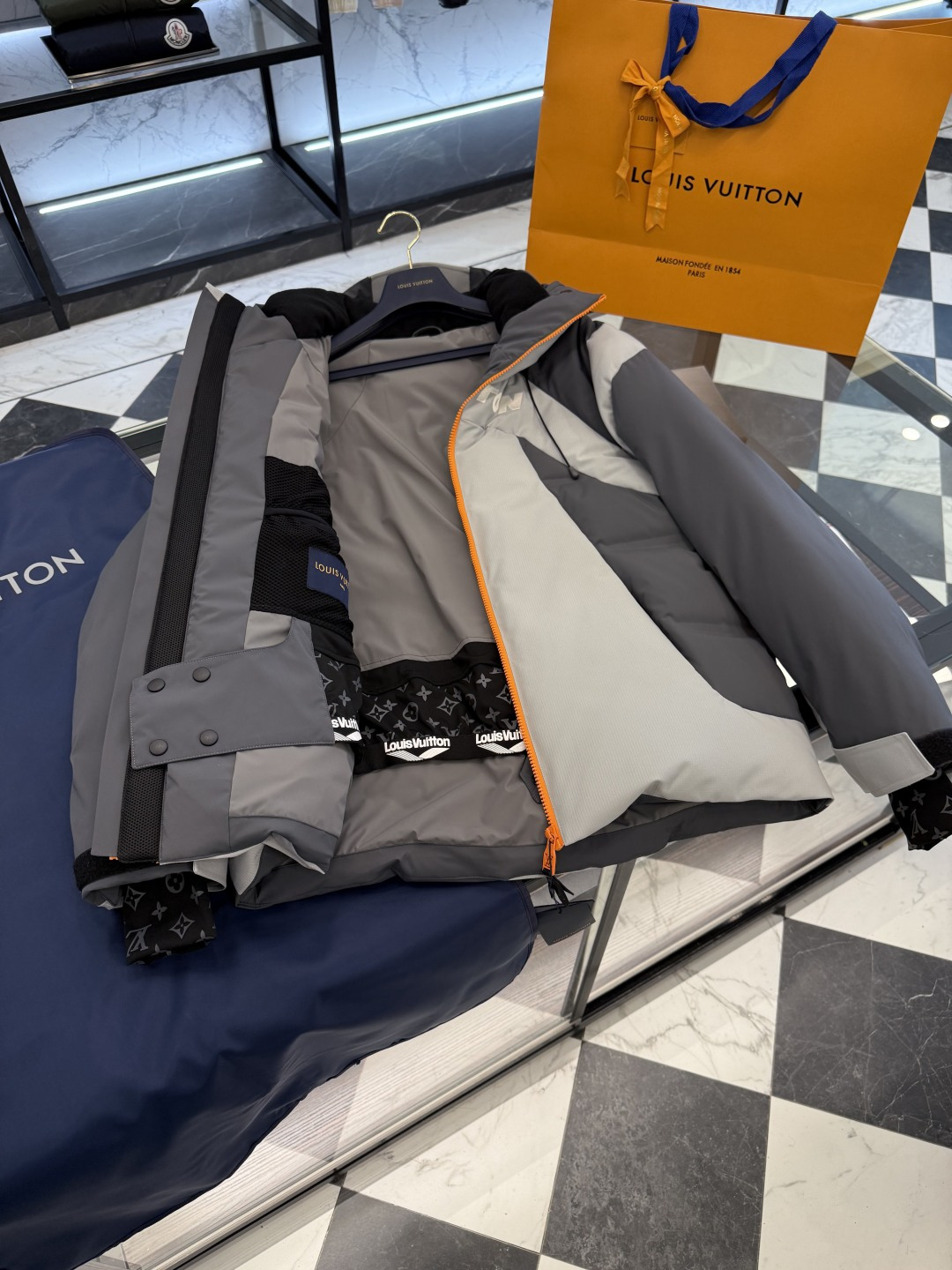 。 LOUIS VUITTON LV 秋冬新款SKI滑雪系列灰色潮流长袖连帽拉链羽绒服.更多细节实拍.