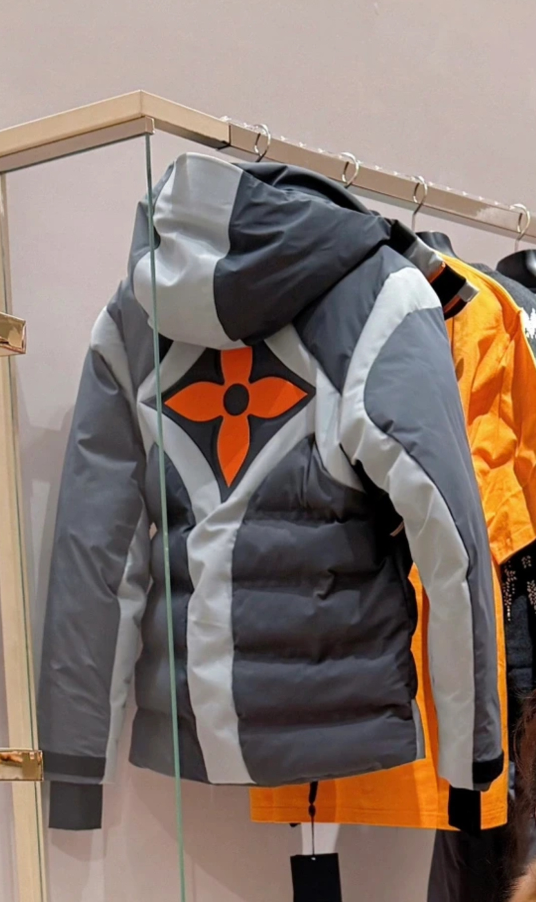 。LOUIS VUITTON LV 秋冬新款SKI滑雪系列灰色潮流长袖连帽拉链羽绒服.柜台实拍参考.必须