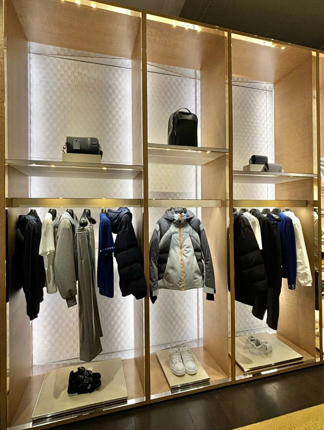 。LOUIS VUITTON LV 秋冬新款SKI滑雪系列灰色潮流长袖连帽拉链羽绒服.柜台实拍参考.必须