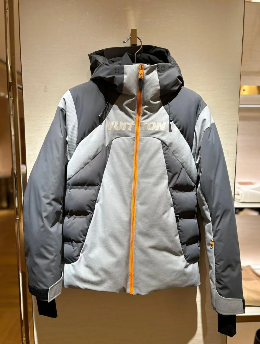 。LOUIS VUITTON LV 秋冬新款SKI滑雪系列灰色潮流长袖连帽拉链羽绒服.柜台实拍参考.必须