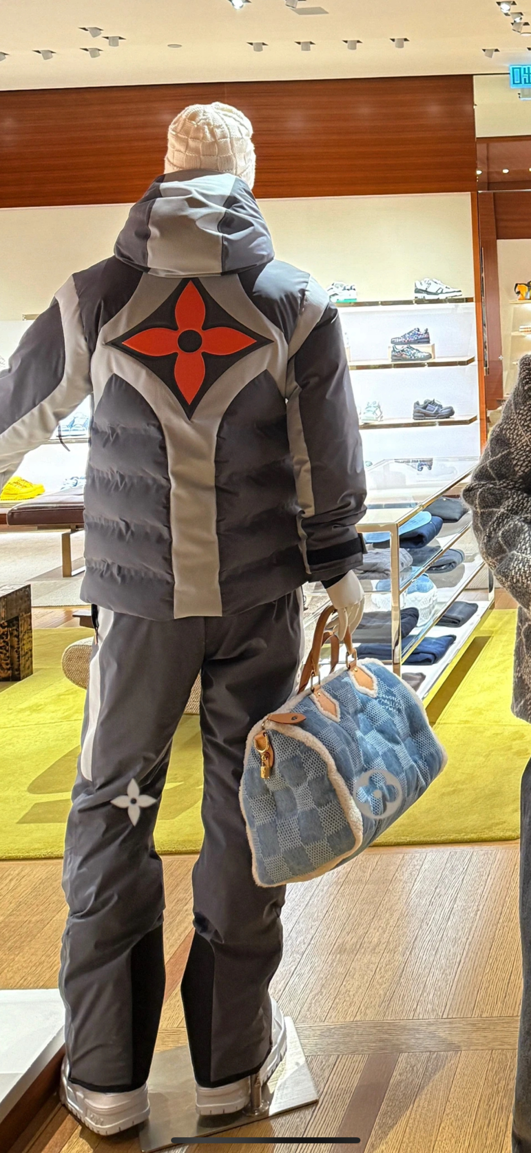 。LOUIS VUITTON LV 秋冬新款SKI滑雪系列灰色潮流长袖连帽拉链羽绒服.柜台实拍参考.必须