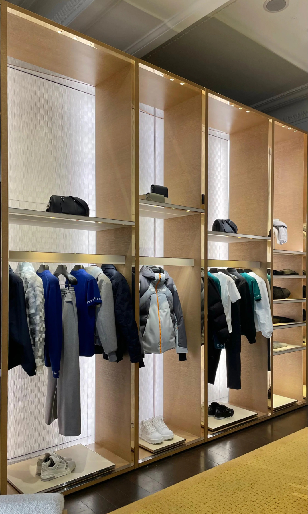 。LOUIS VUITTON LV 秋冬新款SKI滑雪系列灰色潮流长袖连帽拉链羽绒服.柜台实拍参考.必须