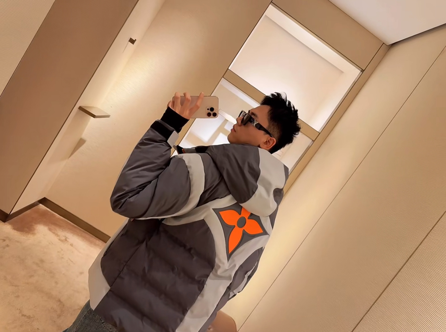 。上身效果｜LOUIS VUITTON LV 秋冬新款SKI滑雪系列灰色潮流长袖连帽拉链羽绒服.男女上身