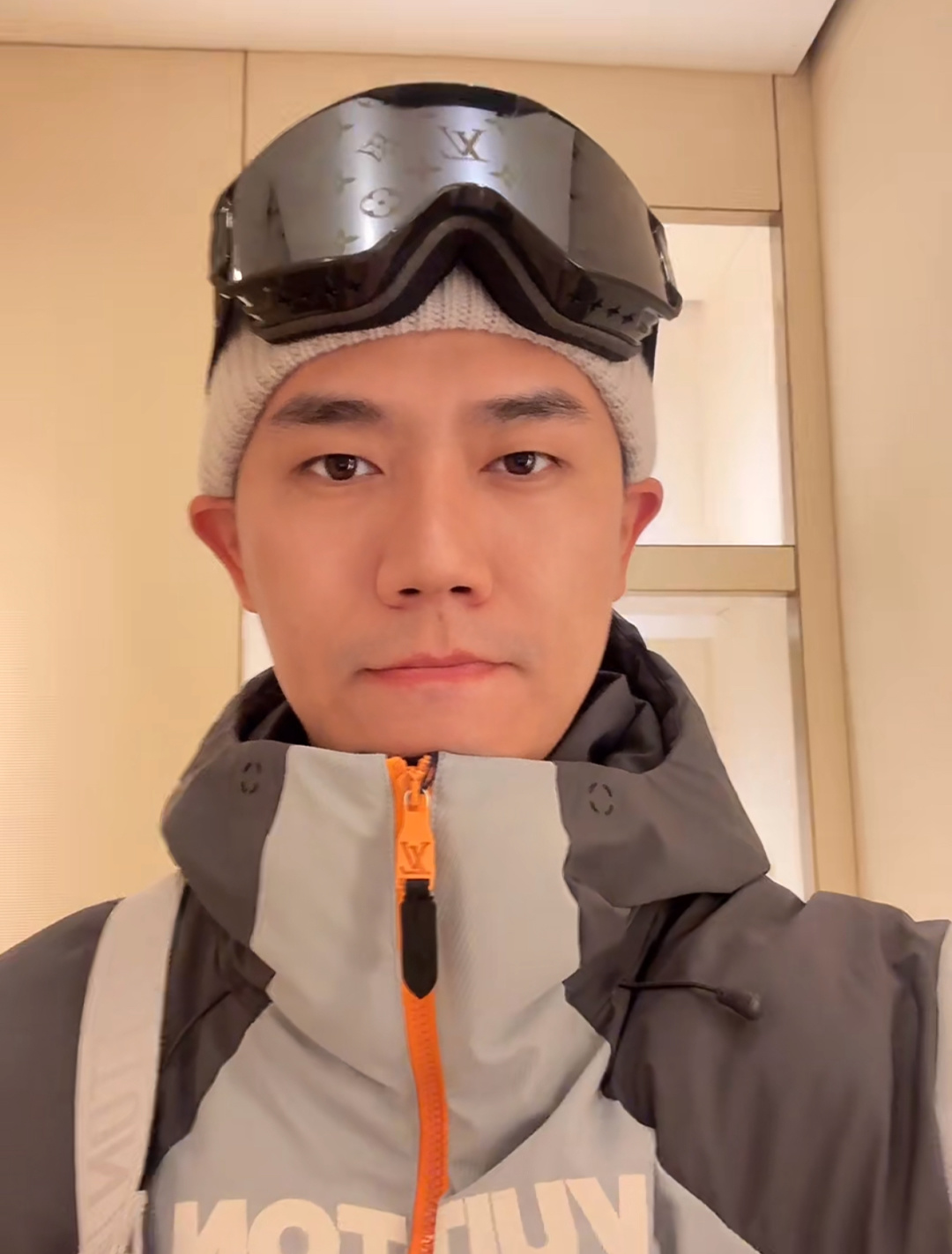 。上身效果｜LOUIS VUITTON LV 秋冬新款SKI滑雪系列灰色潮流长袖连帽拉链羽绒服.男女上身