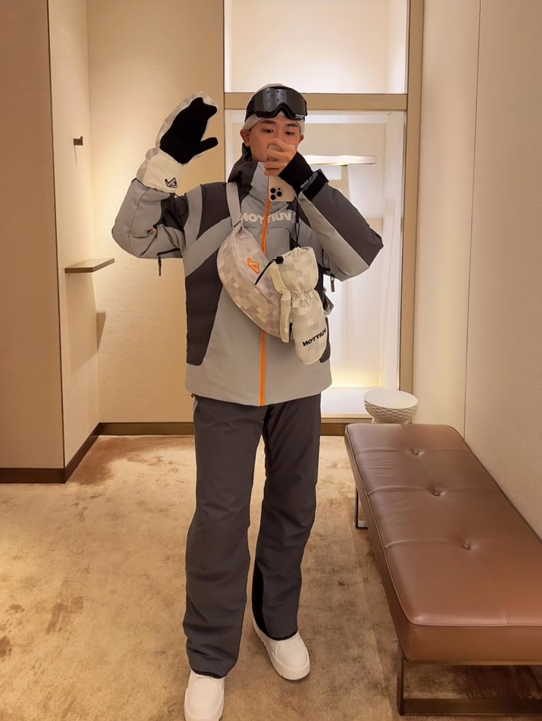 。上身效果｜LOUIS VUITTON LV 秋冬新款SKI滑雪系列灰色潮流长袖连帽拉链羽绒服.男女上身