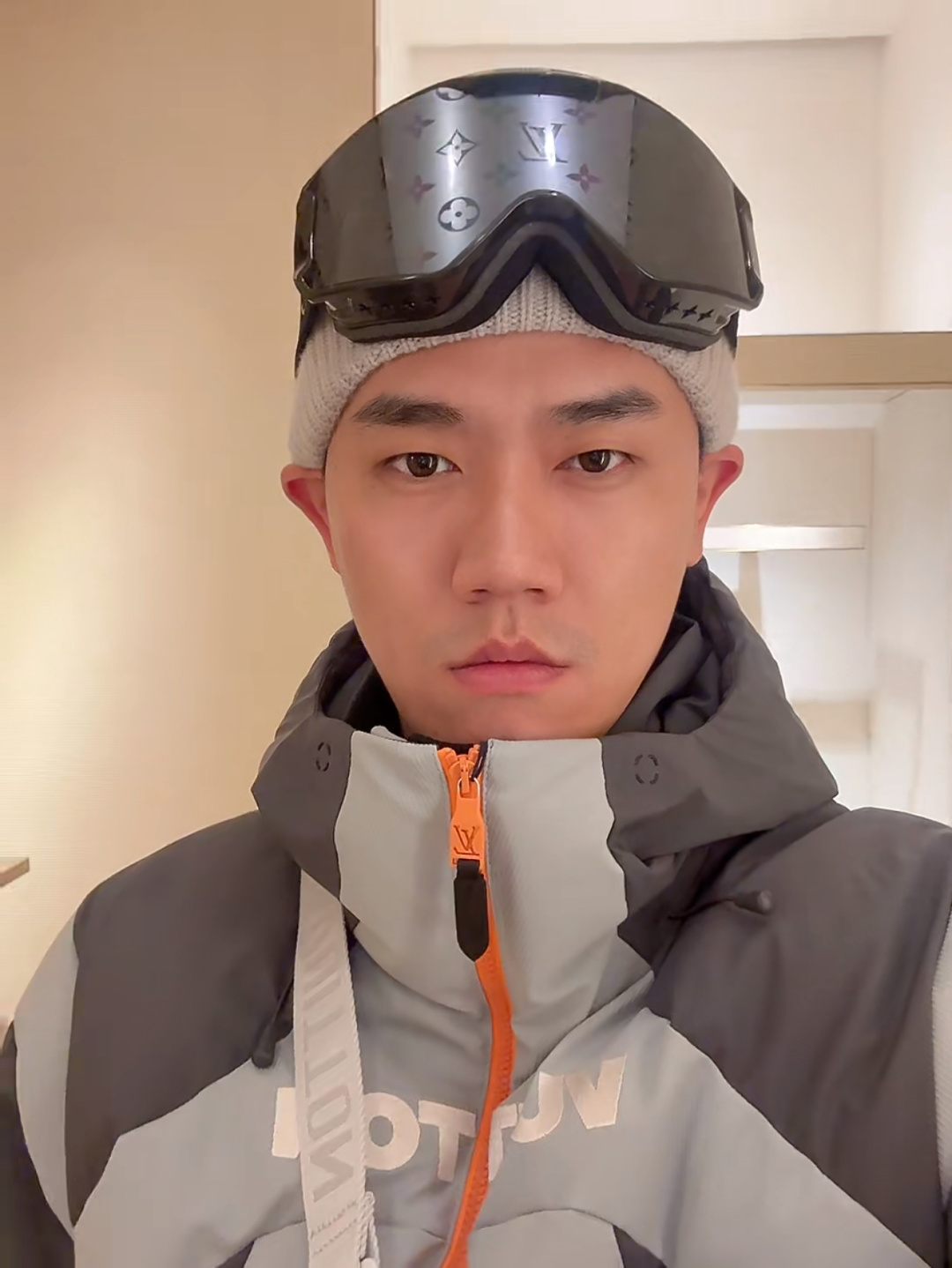 。上身效果｜LOUIS VUITTON LV 秋冬新款SKI滑雪系列灰色潮流长袖连帽拉链羽绒服.男女上身