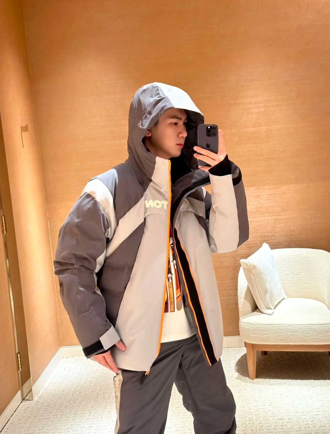 。上身效果｜LOUIS VUITTON LV 秋冬新款SKI滑雪系列灰色潮流长袖连帽拉链羽绒服.男女上身