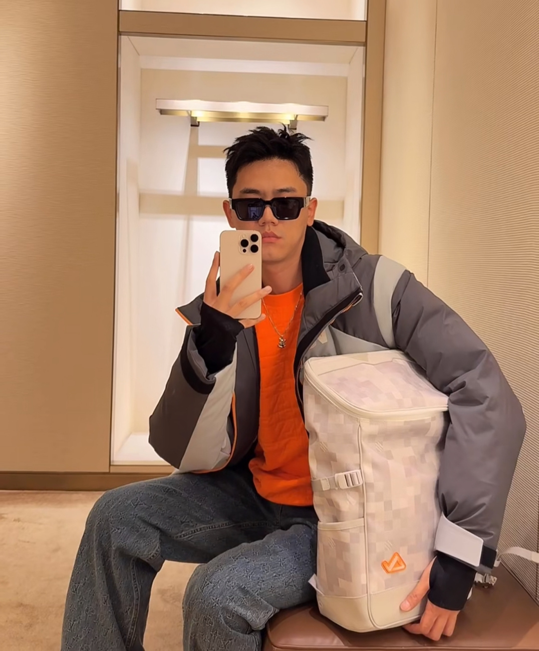 。上身效果｜LOUIS VUITTON LV 秋冬新款SKI滑雪系列灰色潮流长袖连帽拉链羽绒服.男女上身