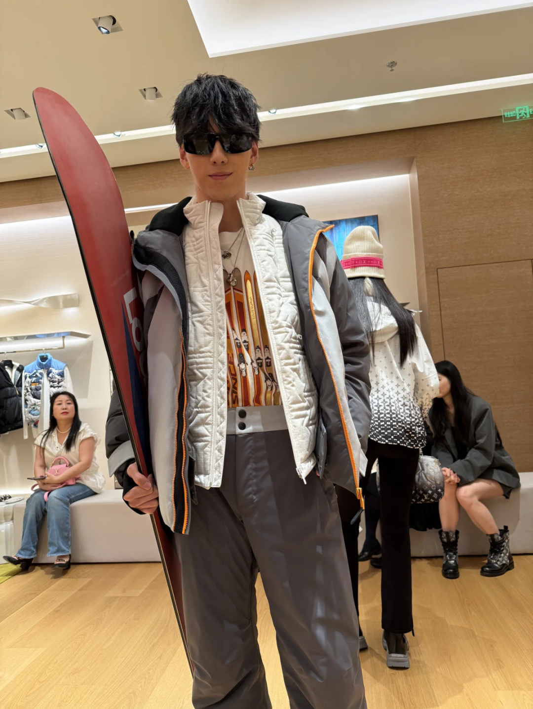 。上身效果｜LOUIS VUITTON LV 秋冬新款SKI滑雪系列灰色潮流长袖连帽拉链羽绒服.男女上身