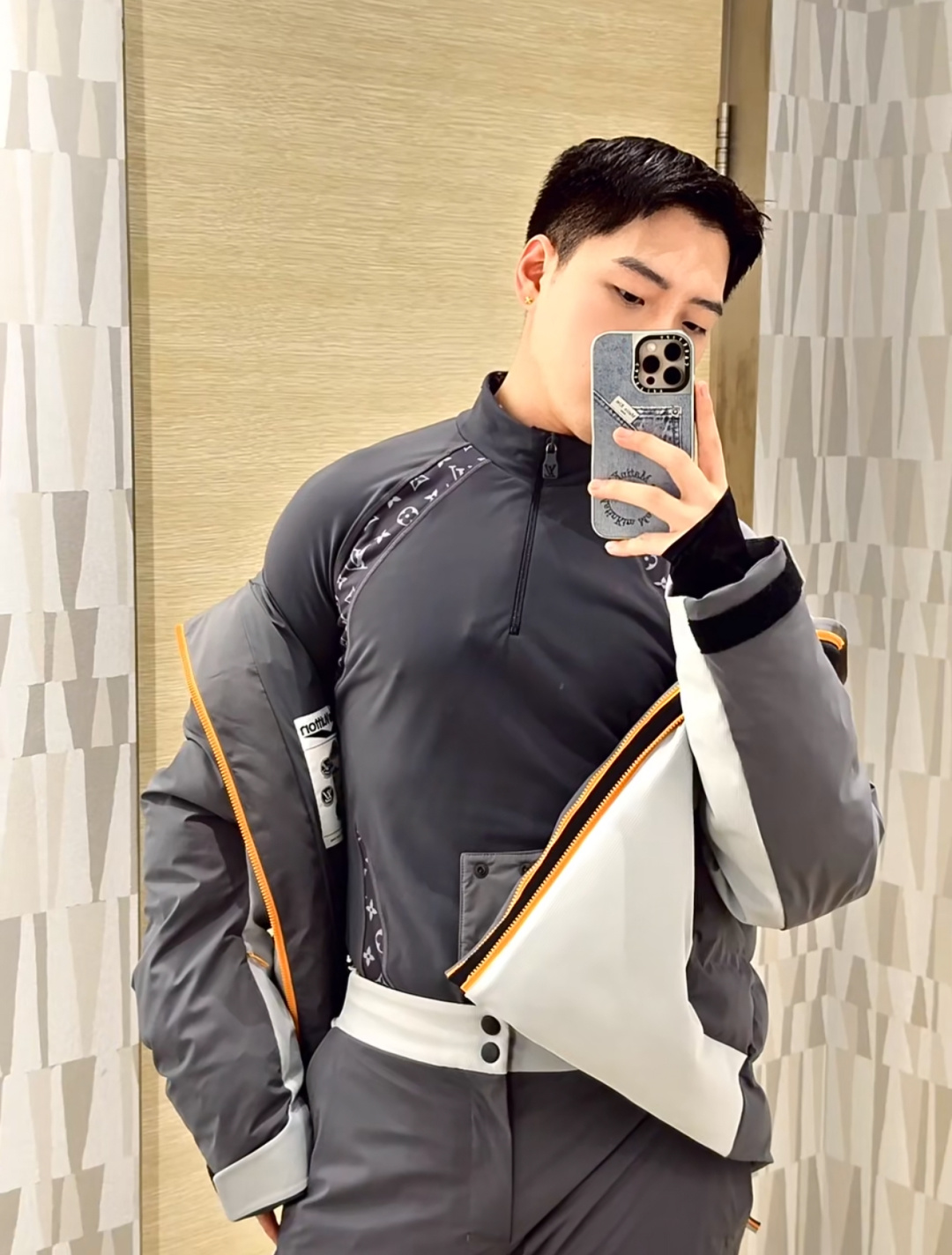 。上身效果｜LOUIS VUITTON LV 秋冬新款SKI滑雪系列灰色潮流长袖连帽拉链羽绒服.男女上身