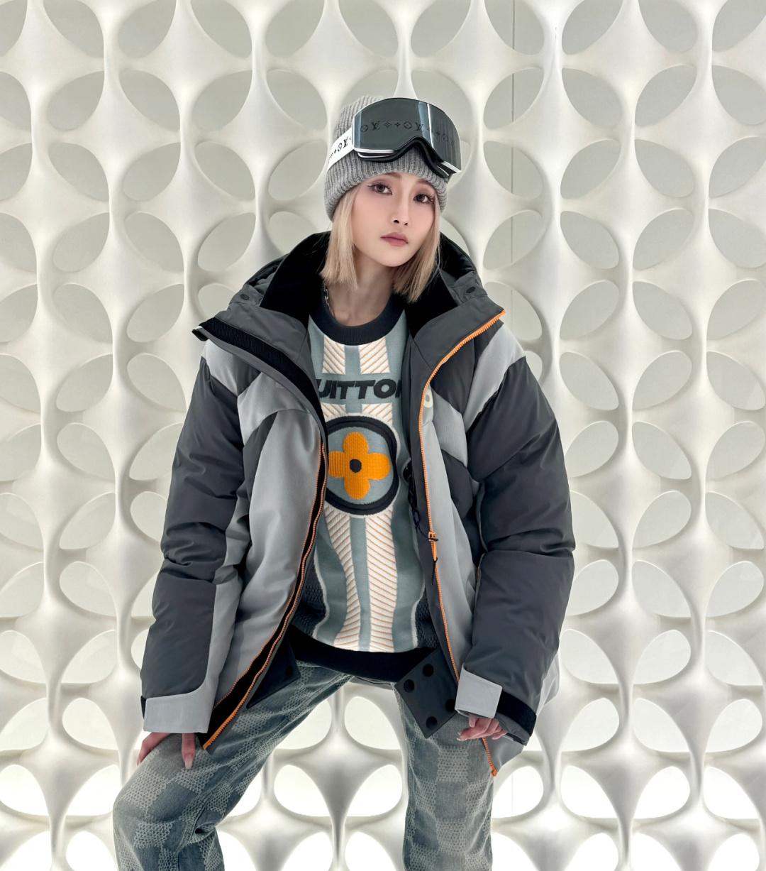 。上身效果｜LOUIS VUITTON LV 秋冬新款SKI滑雪系列灰色潮流长袖连帽拉链羽绒服.男女上身