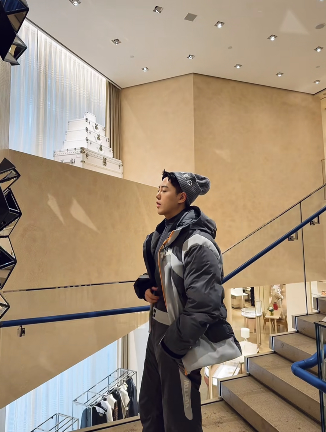 。上身效果｜LOUIS VUITTON LV 秋冬新款SKI滑雪系列灰色潮流长袖连帽拉链羽绒服.男女上身