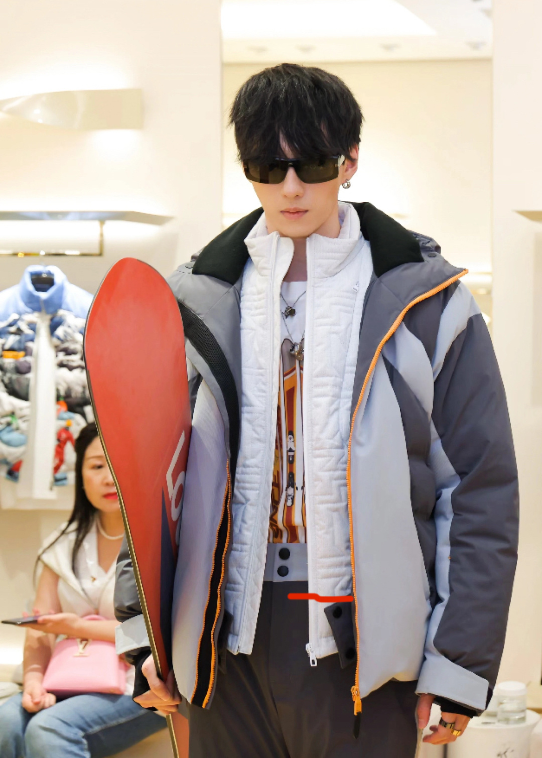 。上身效果｜LOUIS VUITTON LV 秋冬新款SKI滑雪系列灰色潮流长袖连帽拉链羽绒服.男女上身