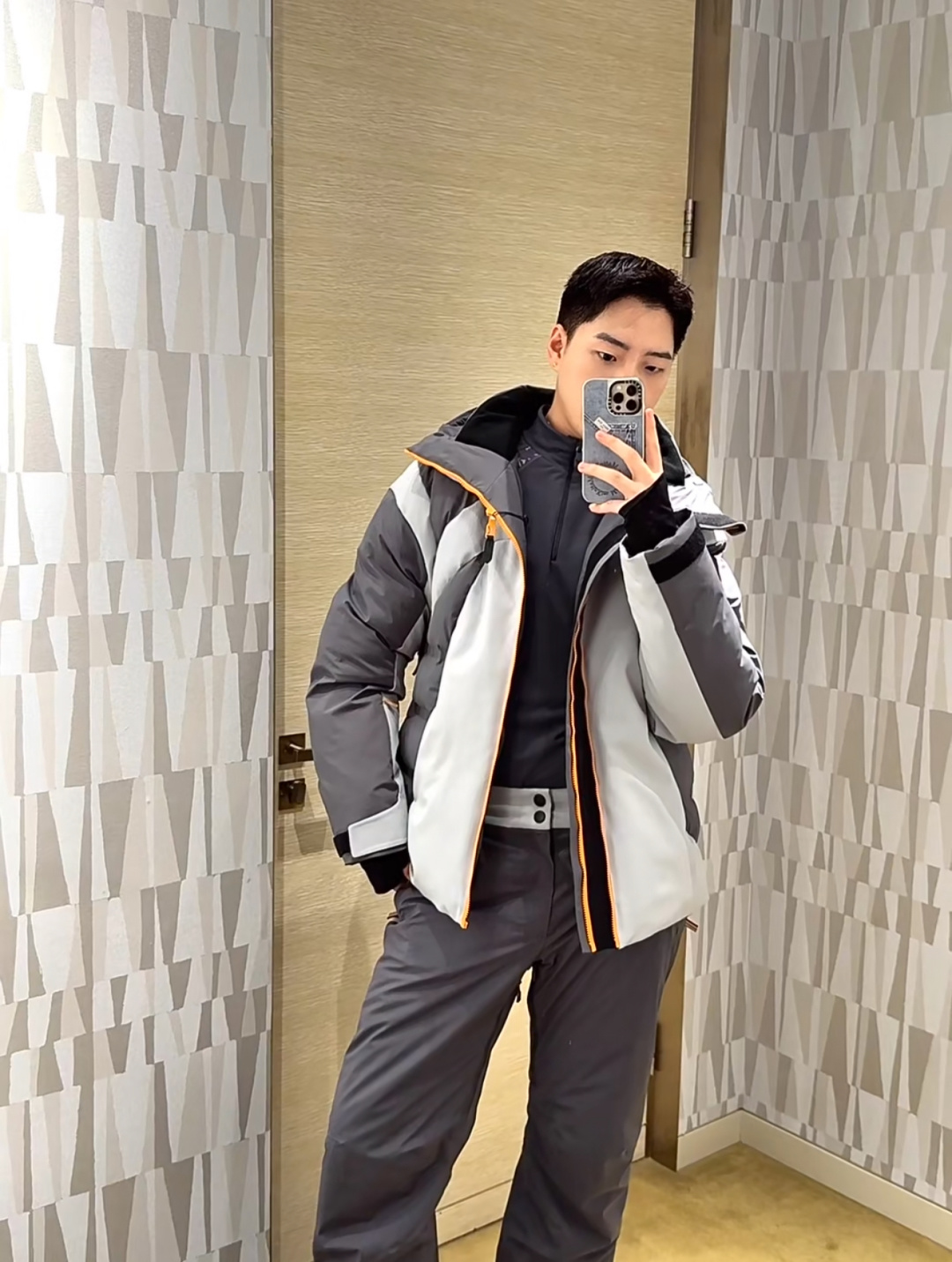 。上身效果｜LOUIS VUITTON LV 秋冬新款SKI滑雪系列灰色潮流长袖连帽拉链羽绒服.男女上身