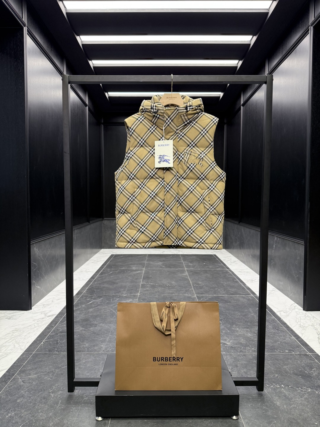 NO:612281,Special down Burberry/Burberry burnt flower embroidery war horse hooded plaid down vest vest. A popular item with super neat and delicate fabrics. Duck down filling. Comes standard with original nylon dust cover. Solid wood hanger. Original oversized handbag. Standard delivery with airplane box. Full set of gift boxes for hanging at home. Product description  Down vest, made of blended plaid fabric. It presents a regular fit and is filled with goose down and goose feathers. It is equipped with a portable hood to calmly cope with weather changes. It incorporates a knight's burnt embroidery design, which comes from the brand's archives in the 1980s. - Two-way zipper closure - Hood - Side opening and closing pockets - Straight hem - Equestrian knight logo on the chest - Regular fit, standard size, please choose your normal size. - Machine washable -  Filled with goose down, goose down; down content 90 - filled with polyester fiber - Size48-56 (M-3XL),,burberry,down jacket,hats,alexander wang19860909特级羽绒Burberry/博柏利烧花刺绣战马连帽格纹羽绒背心马甲.面料超级工整细腻的爆款王牌单品.鸭绒填充. 标配原版尼龙防尘罩.实木衣架.原版超大手提袋.发货标配飞机盒.全套礼盒挂装到家. 商品描述 羽绒背心,选用混纺格纹布面料打造.呈现常规版型,充盈填充鹅绒和鹅毛成分.搭配便携式连帽,从容应对天气变幻.融入骑士烧花刺绣设计,源自 1980年代品牌典藏档案. -双向拉链开合 -连帽 -侧边开合口袋 -直筒衣摆 -前胸饰有马术骑士徽标 -常规版型,尺码标准,请选择平时正常尺码. -机洗 – 填充鹅绒,鹅毛；绒子含量 90 – 填衬聚酯纤维 - Size48-56（M-3XL）,,burberry,down jacket,hats,alexander wang,Men's clothing